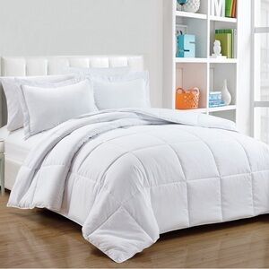 Luxurious White 3 piece queen Comforter Set